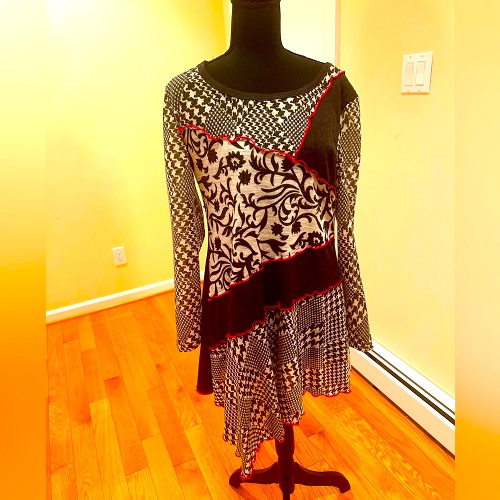 Talk of the walk boutique tunic, beautiful white black and red, high low style L